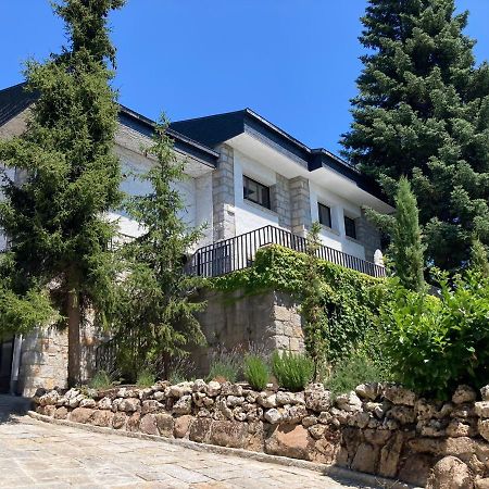 הוילה Los Cedros, Gran Chalet Con Piscina Y Apartamento En נאבאסראדה מראה חיצוני תמונה